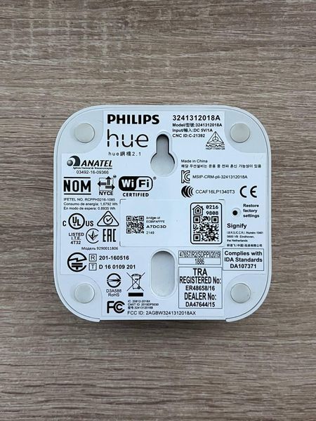 Центральный модуль управления умным освещением Philips Hue Bridge 10001659 фото