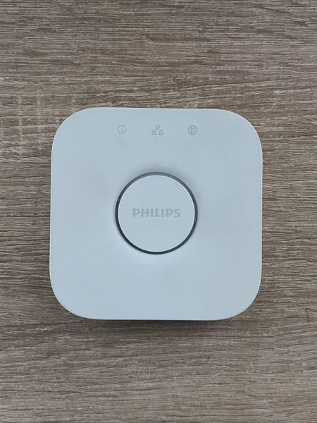 Центральный модуль управления умным освещением Philips Hue Bridge 10001659 фото
